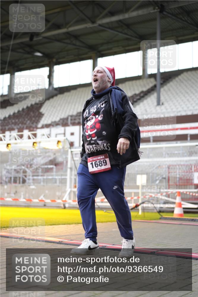 07.12.2025 - St. Pauli X-Mass-Run No. 15 Patografie http://msf.ph/oto/9366549 07.12.2025 10:55:05 Ziel 1393, 1689 meine-sportfotos.de