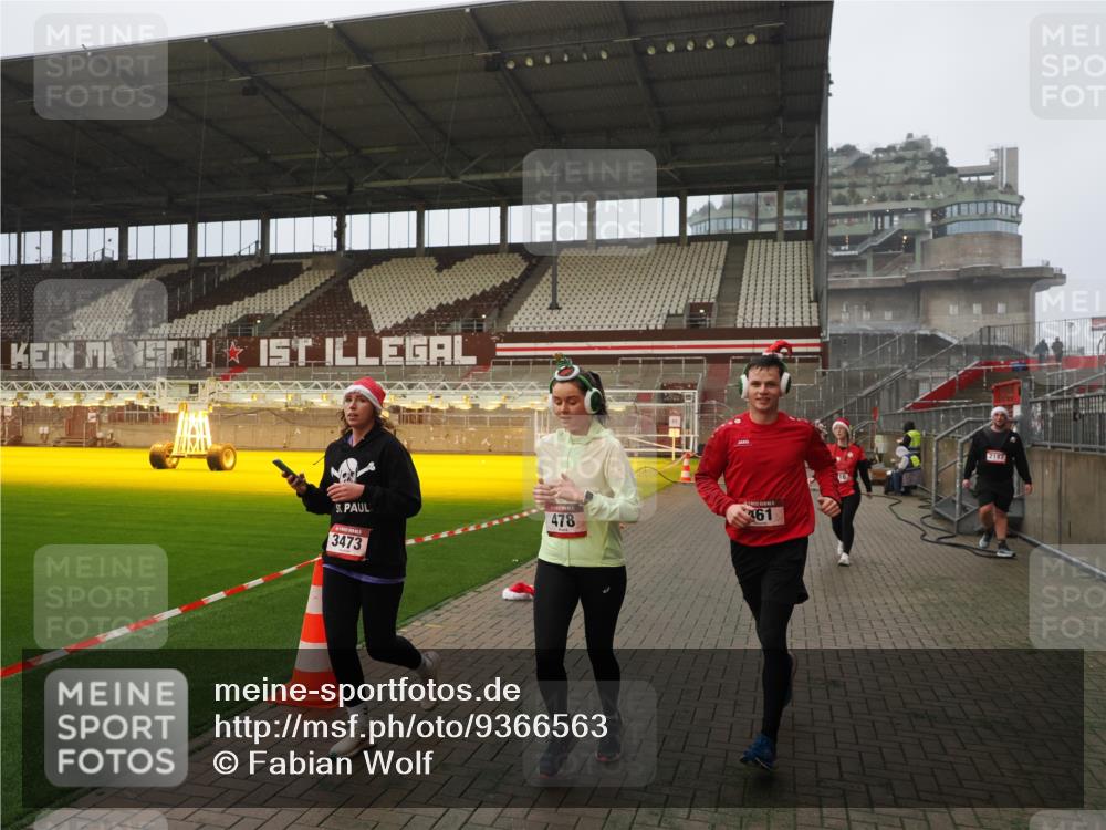 07.12.2025 - St. Pauli X-Mass-Run No. 15 Fabian Wolf http://msf.ph/oto/9366563 07.12.2025 10:20:30 Ziel 447, 452, 461, 478, 2187, 3473, 3832, 4116, 4490, 4523 meine-sportfotos.de