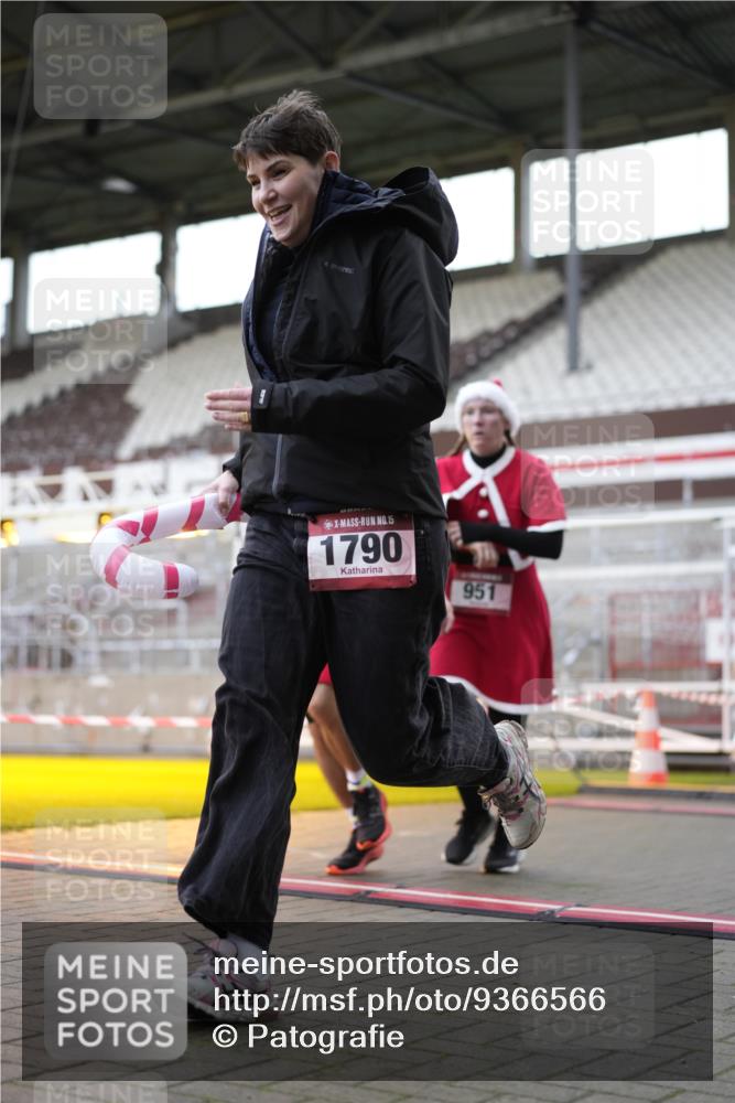 07.12.2025 - St. Pauli X-Mass-Run No. 15 Patografie http://msf.ph/oto/9366566 07.12.2025 10:56:10 Ziel 951, 955, 1790, 1793, 4493 meine-sportfotos.de
