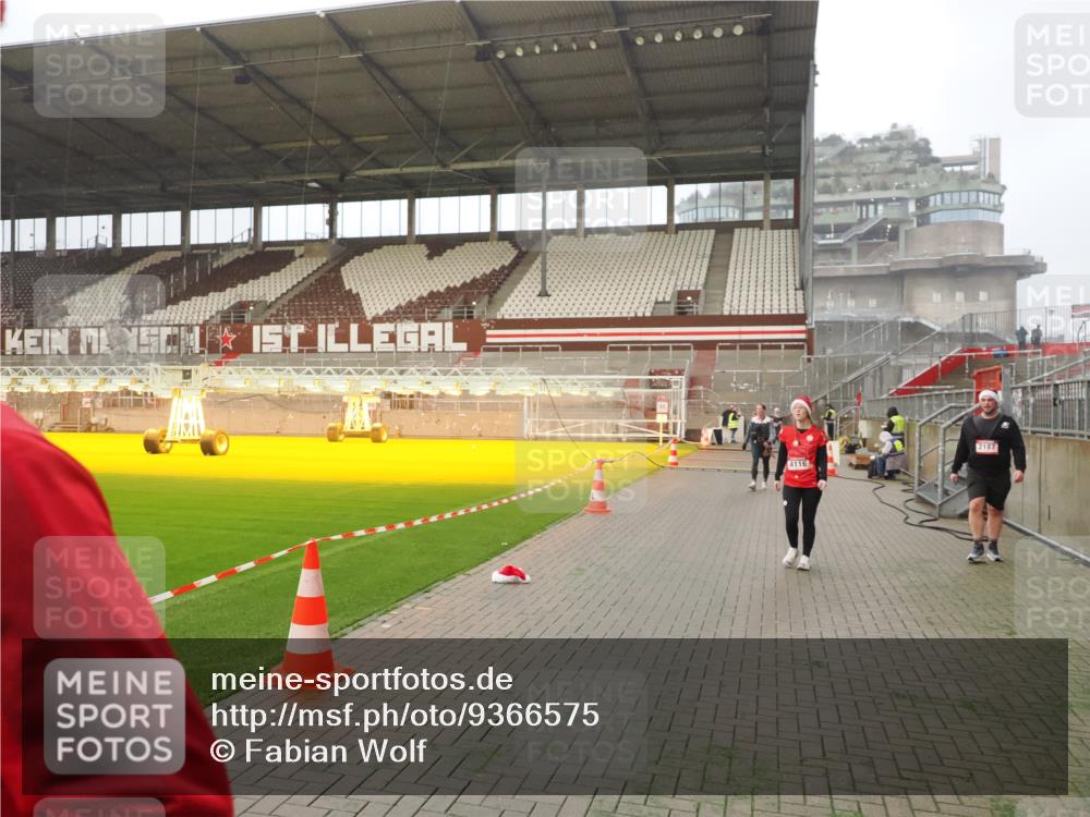 07.12.2025 - St. Pauli X-Mass-Run No. 15 Fabian Wolf http://msf.ph/oto/9366575 07.12.2025 10:20:31 Ziel 447, 452, 461, 478, 2187, 3473, 3832, 4116, 4490, 4523 meine-sportfotos.de