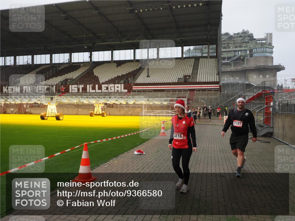 07.12.2025 - St. Pauli X-Mass-Run No. 15 Fabian Wolf http://msf.ph/oto/9366580 07.12.2025 10:20:34 Ziel 447, 452, 461, 478, 1016, 1076, 1466, 2187, 3473, 3832, 4116, 4490, 4523 meine-sportfotos.de