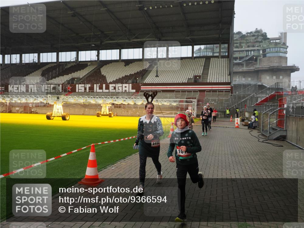 07.12.2025 - St. Pauli X-Mass-Run No. 15 Fabian Wolf http://msf.ph/oto/9366594 07.12.2025 10:20:39 Ziel 392, 447, 452, 461, 478, 1016, 1076, 1466, 2187, 3473, 3832, 4490, 4517 meine-sportfotos.de