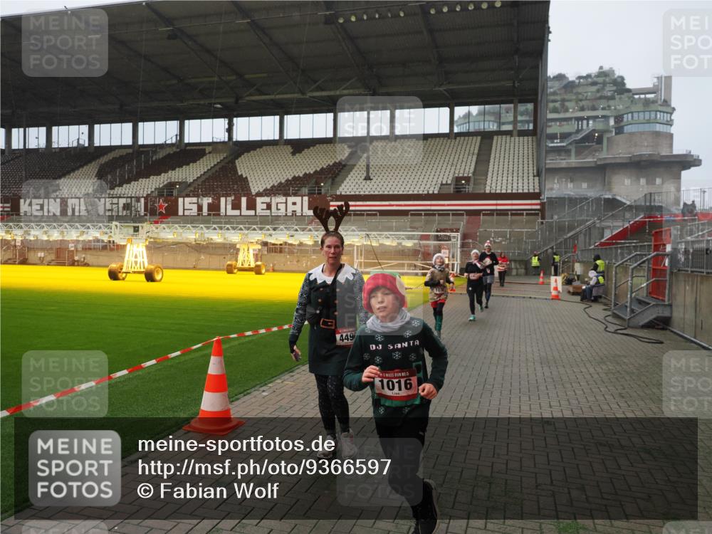 07.12.2025 - St. Pauli X-Mass-Run No. 15 Fabian Wolf http://msf.ph/oto/9366597 07.12.2025 10:20:39 Ziel 392, 447, 452, 461, 478, 1016, 1076, 1466, 2187, 3473, 3832, 4490, 4517 meine-sportfotos.de