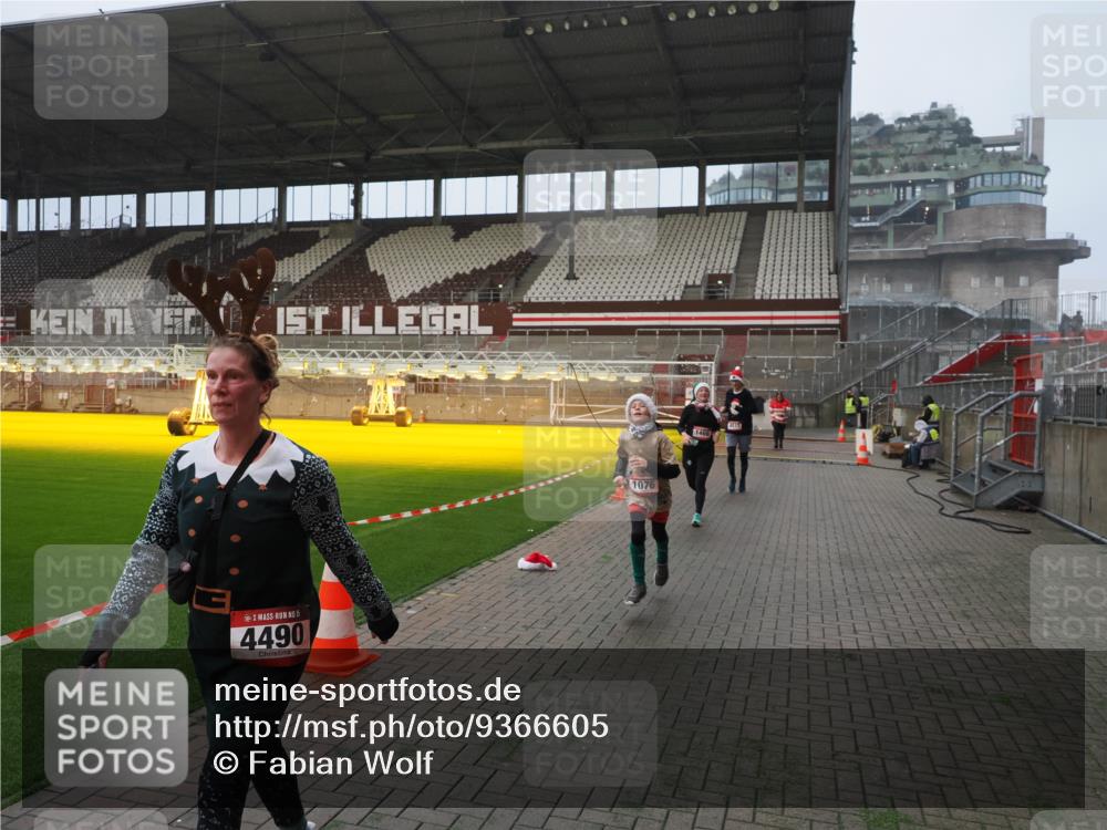 07.12.2025 - St. Pauli X-Mass-Run No. 15 Fabian Wolf http://msf.ph/oto/9366605 07.12.2025 10:20:40 Ziel 392, 447, 452, 461, 478, 1016, 1076, 1466, 2187, 3473, 3832, 4490, 4517 meine-sportfotos.de