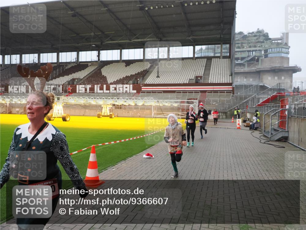 07.12.2025 - St. Pauli X-Mass-Run No. 15 Fabian Wolf http://msf.ph/oto/9366607 07.12.2025 10:20:40 Ziel 392, 447, 452, 461, 478, 1016, 1076, 1466, 2187, 3473, 3832, 4490, 4517 meine-sportfotos.de