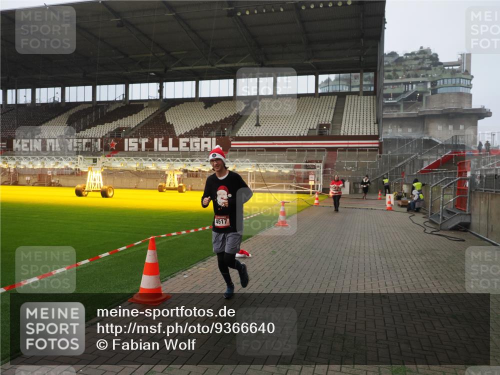 07.12.2025 - St. Pauli X-Mass-Run No. 15 Fabian Wolf http://msf.ph/oto/9366640 07.12.2025 10:20:43 Ziel 392, 1016, 1076, 1466, 4490, 4517 meine-sportfotos.de