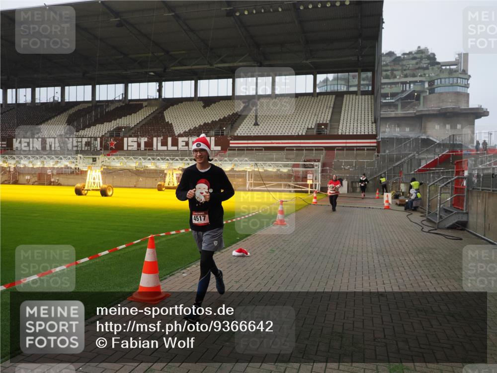 07.12.2025 - St. Pauli X-Mass-Run No. 15 Fabian Wolf http://msf.ph/oto/9366642 07.12.2025 10:20:43 Ziel 392, 1016, 1076, 1466, 4490, 4517 meine-sportfotos.de