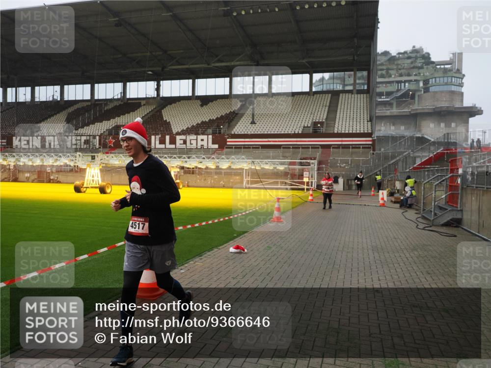 07.12.2025 - St. Pauli X-Mass-Run No. 15 Fabian Wolf http://msf.ph/oto/9366646 07.12.2025 10:20:44 Ziel 392, 1016, 1076, 1466, 4490, 4517 meine-sportfotos.de