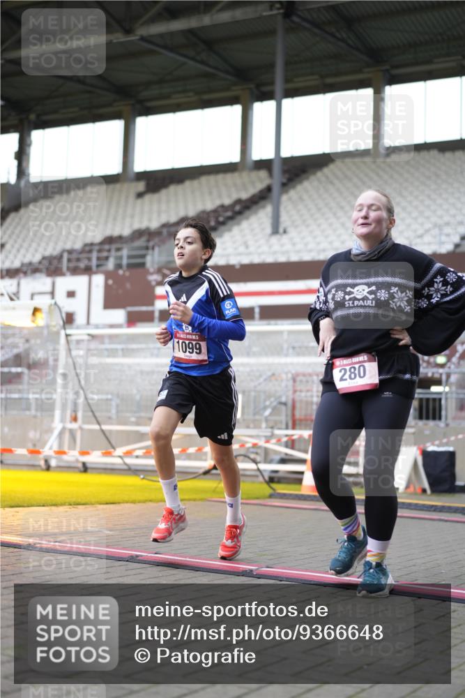 07.12.2025 - St. Pauli X-Mass-Run No. 15 Patografie http://msf.ph/oto/9366648 07.12.2025 10:57:05 Ziel 280, 566, 763, 1097, 1099, 3064, 3067, 3275, 4799 meine-sportfotos.de