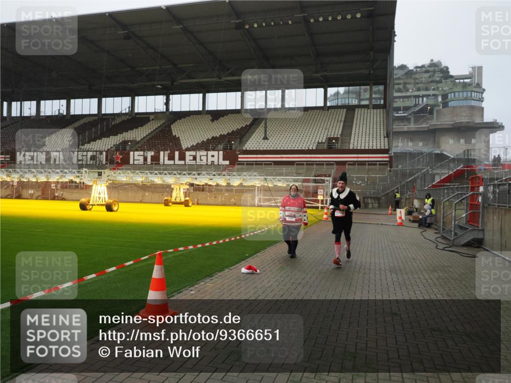 07.12.2025 - St. Pauli X-Mass-Run No. 15 Fabian Wolf http://msf.ph/oto/9366651 07.12.2025 10:20:50 Ziel 392, 1016, 1076, 1466, 2799, 4517 meine-sportfotos.de