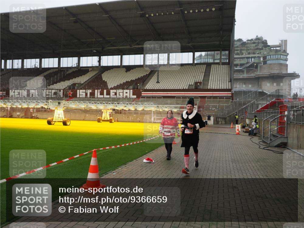 07.12.2025 - St. Pauli X-Mass-Run No. 15 Fabian Wolf http://msf.ph/oto/9366659 07.12.2025 10:20:51 Ziel 392, 1016, 1076, 1466, 2799, 4517 meine-sportfotos.de