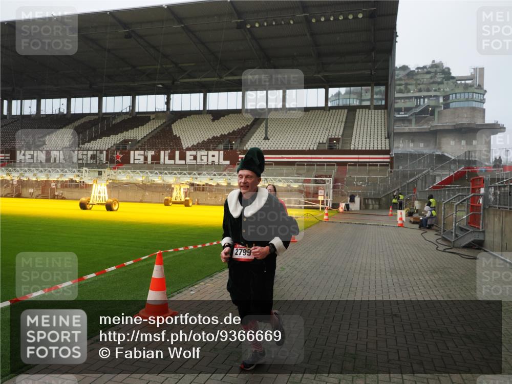 07.12.2025 - St. Pauli X-Mass-Run No. 15 Fabian Wolf http://msf.ph/oto/9366669 07.12.2025 10:20:52 Ziel 392, 1016, 1076, 1466, 2799, 4517 meine-sportfotos.de