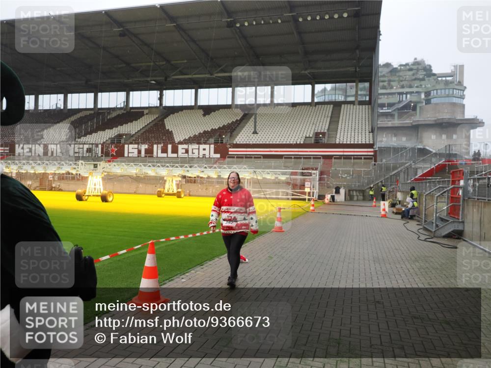 07.12.2025 - St. Pauli X-Mass-Run No. 15 Fabian Wolf http://msf.ph/oto/9366673 07.12.2025 10:20:53 Ziel 392, 1016, 1076, 1466, 2799, 4517 meine-sportfotos.de