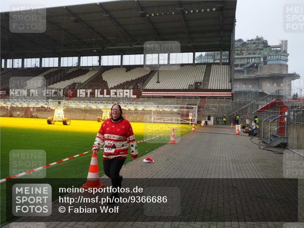 07.12.2025 - St. Pauli X-Mass-Run No. 15 Fabian Wolf http://msf.ph/oto/9366686 07.12.2025 10:20:54 Ziel 392, 1016, 1076, 1466, 2799, 4517 meine-sportfotos.de