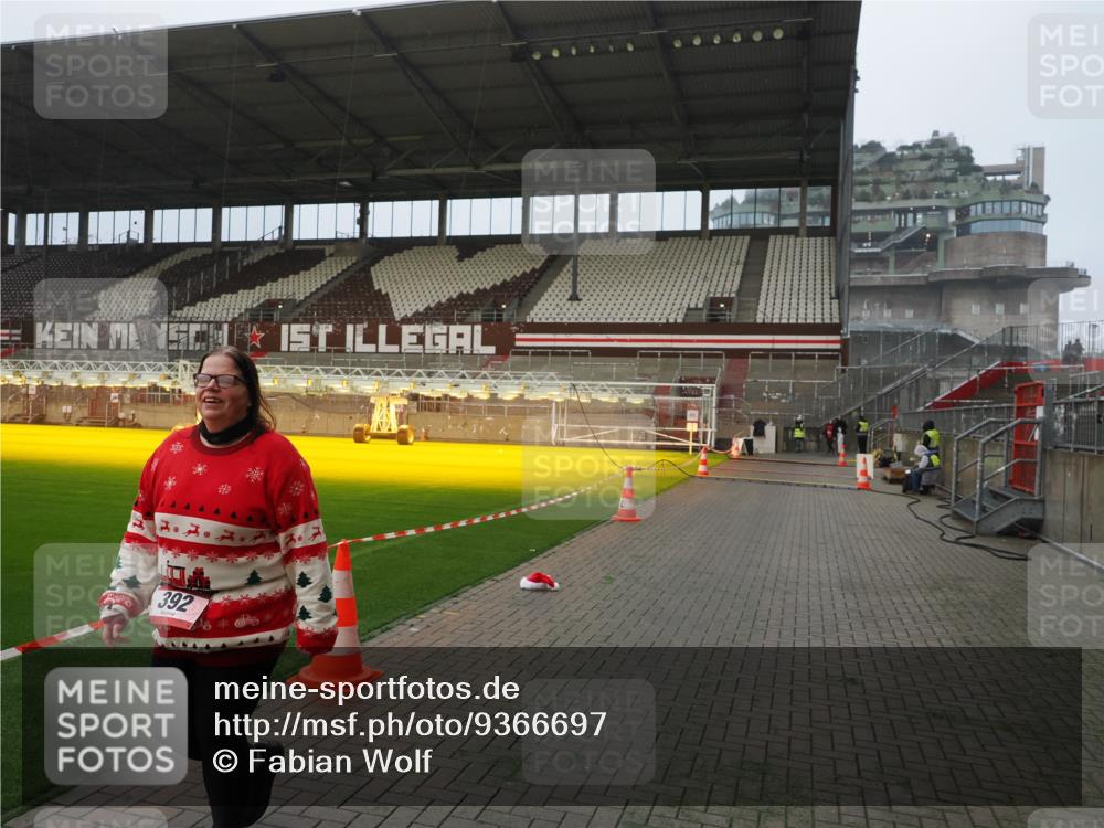 07.12.2025 - St. Pauli X-Mass-Run No. 15 Fabian Wolf http://msf.ph/oto/9366697 07.12.2025 10:20:55 Ziel 392, 2799, 4517 meine-sportfotos.de