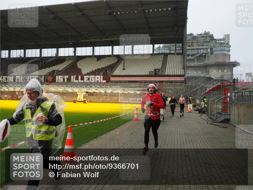 07.12.2025 - St. Pauli X-Mass-Run No. 15 Fabian Wolf http://msf.ph/oto/9366701 07.12.2025 10:21:07 Ziel 1386, 1407, 1898, 1900, 2565, 3984, 4338 meine-sportfotos.de