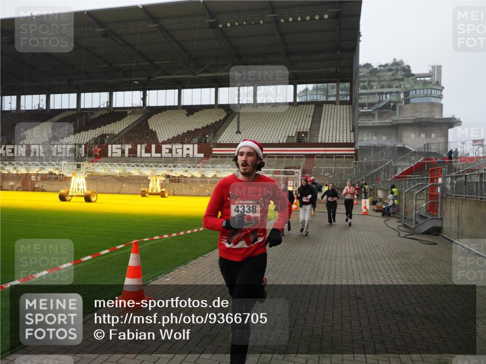 07.12.2025 - St. Pauli X-Mass-Run No. 15 Fabian Wolf http://msf.ph/oto/9366705 07.12.2025 10:21:07 Ziel 1386, 1407, 1898, 1900, 2565, 3984, 4338 meine-sportfotos.de