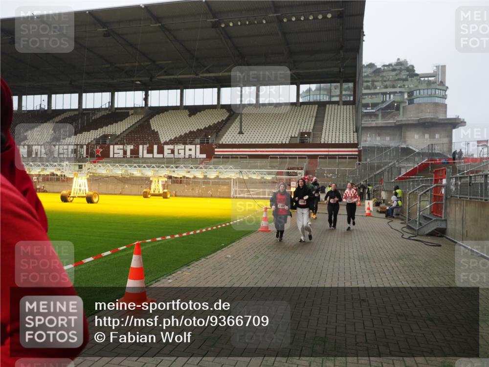 07.12.2025 - St. Pauli X-Mass-Run No. 15 Fabian Wolf http://msf.ph/oto/9366709 07.12.2025 10:21:08 Ziel 1386, 1407, 1898, 1900, 2565, 3984, 4338 meine-sportfotos.de