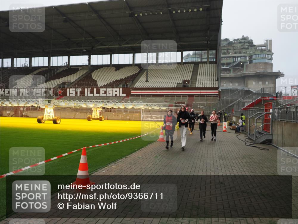 07.12.2025 - St. Pauli X-Mass-Run No. 15 Fabian Wolf http://msf.ph/oto/9366711 07.12.2025 10:21:08 Ziel 1386, 1407, 1898, 1900, 2565, 3984, 4338 meine-sportfotos.de