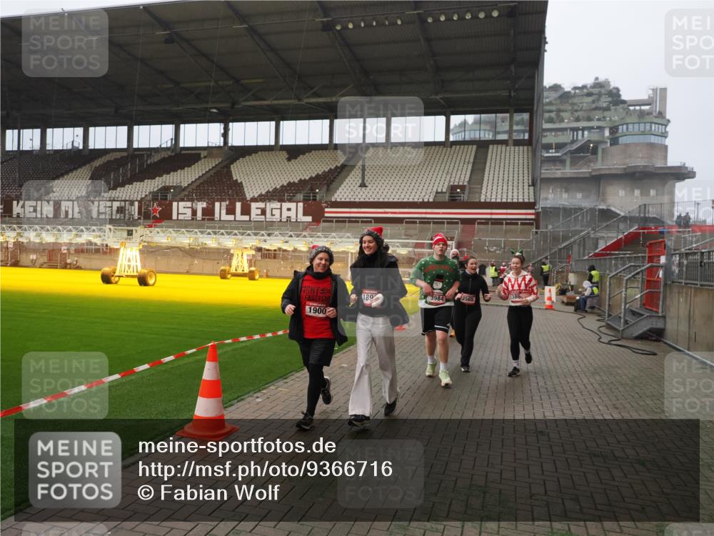 07.12.2025 - St. Pauli X-Mass-Run No. 15 Fabian Wolf http://msf.ph/oto/9366716 07.12.2025 10:21:10 Ziel 1386, 1407, 1898, 1900, 2565, 3984, 4338 meine-sportfotos.de