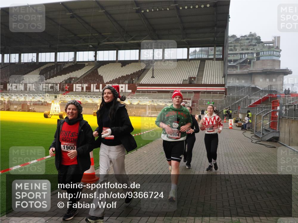 07.12.2025 - St. Pauli X-Mass-Run No. 15 Fabian Wolf http://msf.ph/oto/9366724 07.12.2025 10:21:11 Ziel 1386, 1407, 1898, 1900, 2173, 2565, 3984, 4338 meine-sportfotos.de