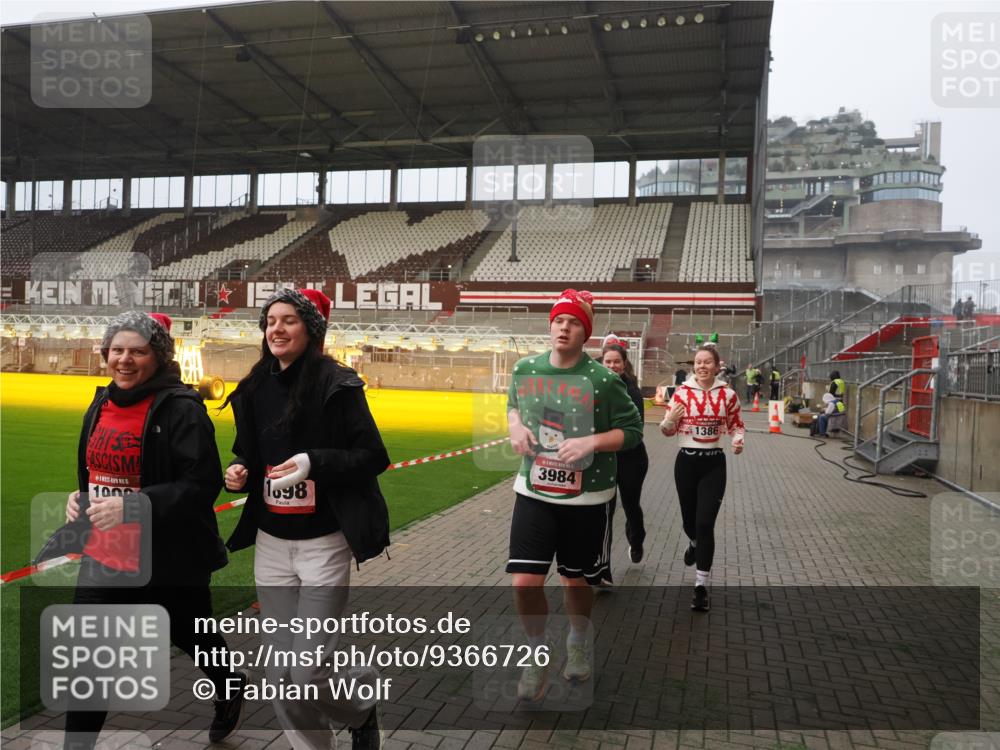 07.12.2025 - St. Pauli X-Mass-Run No. 15 Fabian Wolf http://msf.ph/oto/9366726 07.12.2025 10:21:11 Ziel 1386, 1407, 1898, 1900, 2173, 2565, 3984, 4338 meine-sportfotos.de