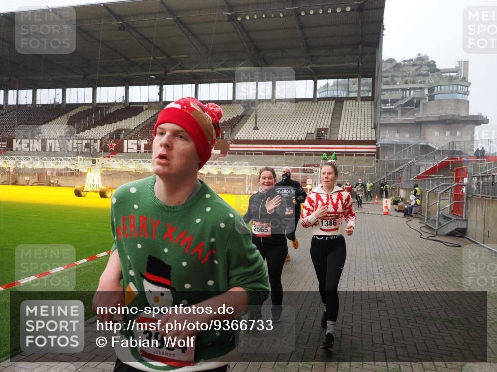 07.12.2025 - St. Pauli X-Mass-Run No. 15 Fabian Wolf http://msf.ph/oto/9366733 07.12.2025 10:21:11 Ziel 1386, 1407, 1898, 1900, 2173, 2565, 3984, 4338 meine-sportfotos.de