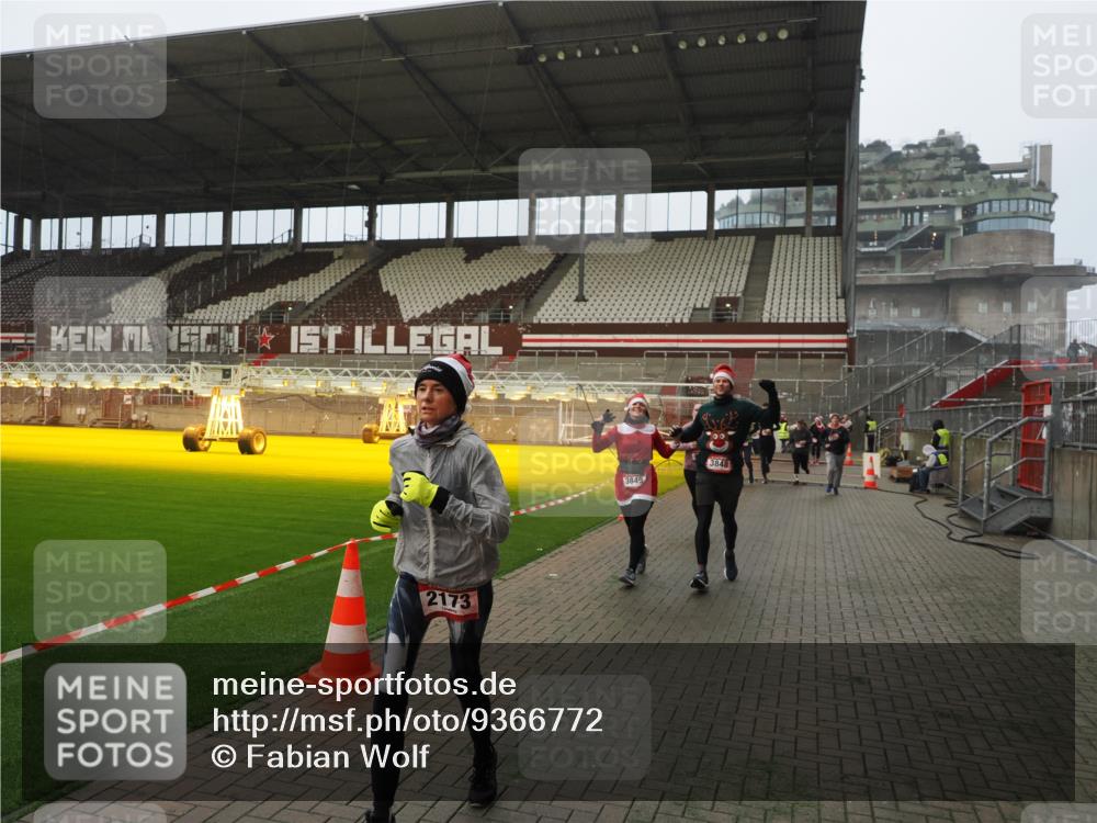 07.12.2025 - St. Pauli X-Mass-Run No. 15 Fabian Wolf http://msf.ph/oto/9366772 07.12.2025 10:21:19 Ziel 1326, 1386, 1407, 1898, 1900, 2173, 2565, 3062, 3384, 3540, 3541, 3848, 3849, 3984, 4117, 4338 meine-sportfotos.de