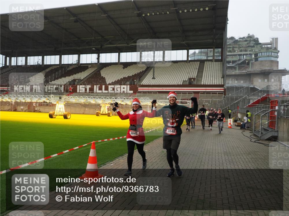 07.12.2025 - St. Pauli X-Mass-Run No. 15 Fabian Wolf http://msf.ph/oto/9366783 07.12.2025 10:21:20 Ziel 149, 1326, 1386, 1407, 1898, 1900, 2173, 2565, 3062, 3384, 3540, 3541, 3848, 3849, 3984, 4117, 4338 meine-sportfotos.de