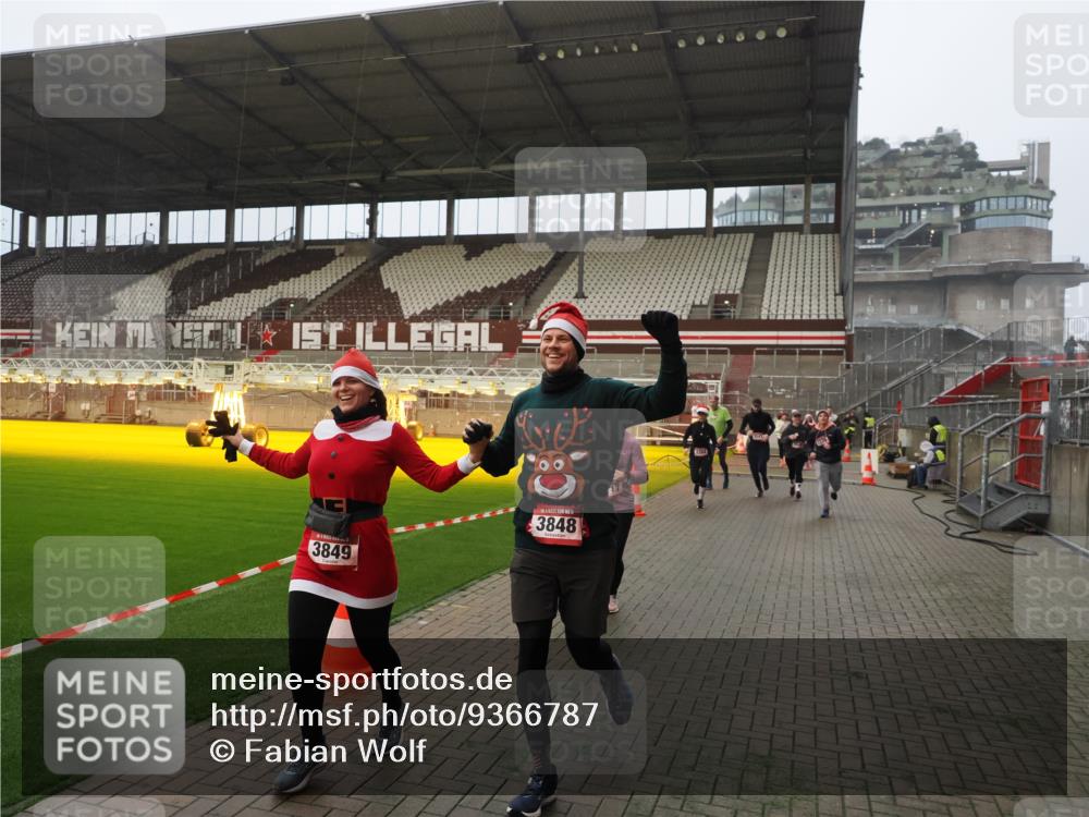 07.12.2025 - St. Pauli X-Mass-Run No. 15 Fabian Wolf http://msf.ph/oto/9366787 07.12.2025 10:21:21 Ziel 149, 270, 1326, 1386, 1407, 1898, 1900, 2173, 2565, 3062, 3384, 3540, 3541, 3848, 3849, 3984, 4117, 4338 meine-sportfotos.de