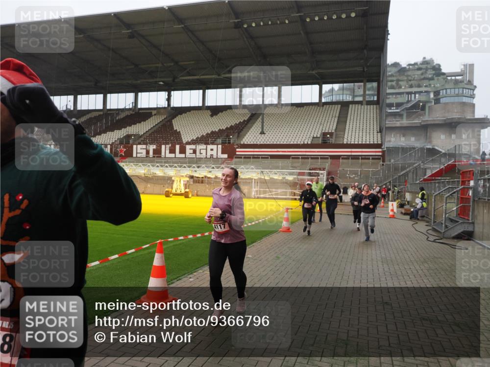 07.12.2025 - St. Pauli X-Mass-Run No. 15 Fabian Wolf http://msf.ph/oto/9366796 07.12.2025 10:21:21 Ziel 149, 270, 1326, 1386, 1407, 1898, 1900, 2173, 2565, 3062, 3384, 3540, 3541, 3848, 3849, 3984, 4117, 4338 meine-sportfotos.de