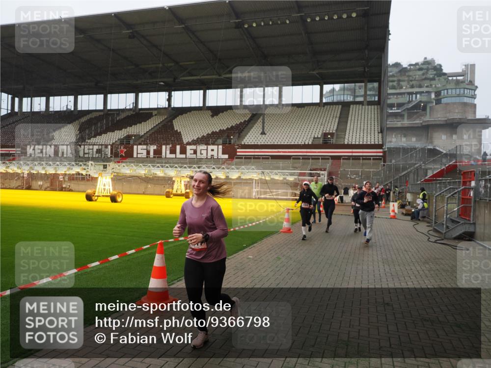 07.12.2025 - St. Pauli X-Mass-Run No. 15 Fabian Wolf http://msf.ph/oto/9366798 07.12.2025 10:21:22 Ziel 149, 270, 1326, 1386, 1407, 1898, 1900, 2173, 2565, 3062, 3091, 3384, 3540, 3541, 3848, 3849, 3984, 3988, 4117, 4338 meine-sportfotos.de