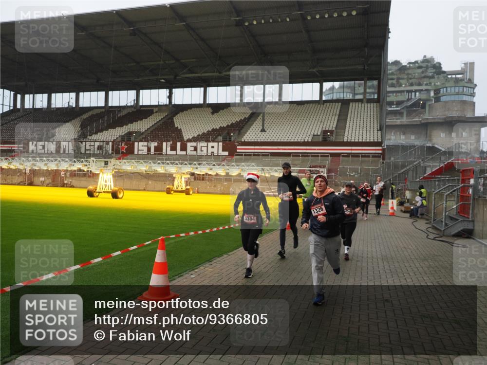 07.12.2025 - St. Pauli X-Mass-Run No. 15 Fabian Wolf http://msf.ph/oto/9366805 07.12.2025 10:21:23 Ziel 149, 270, 1326, 1386, 1407, 2173, 2565, 3062, 3091, 3384, 3540, 3541, 3848, 3849, 3984, 3988, 4117, 4338 meine-sportfotos.de