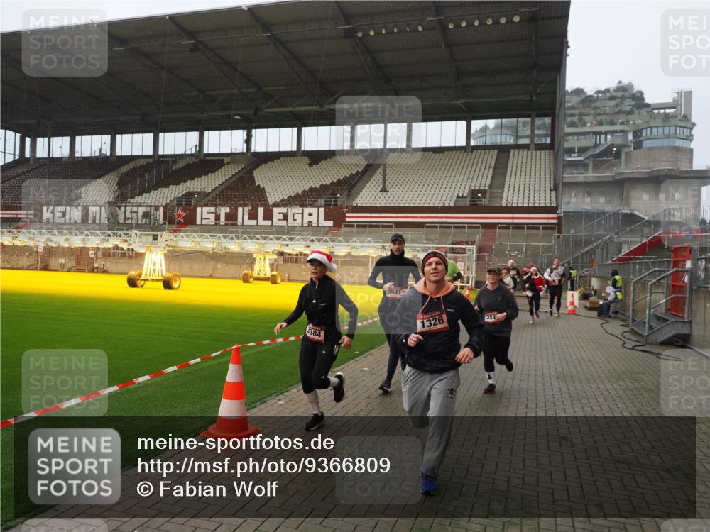 07.12.2025 - St. Pauli X-Mass-Run No. 15 Fabian Wolf http://msf.ph/oto/9366809 07.12.2025 10:21:24 Ziel 149, 270, 1326, 1407, 2173, 2927, 3062, 3091, 3384, 3540, 3541, 3848, 3849, 3984, 3988, 4117, 4338 meine-sportfotos.de