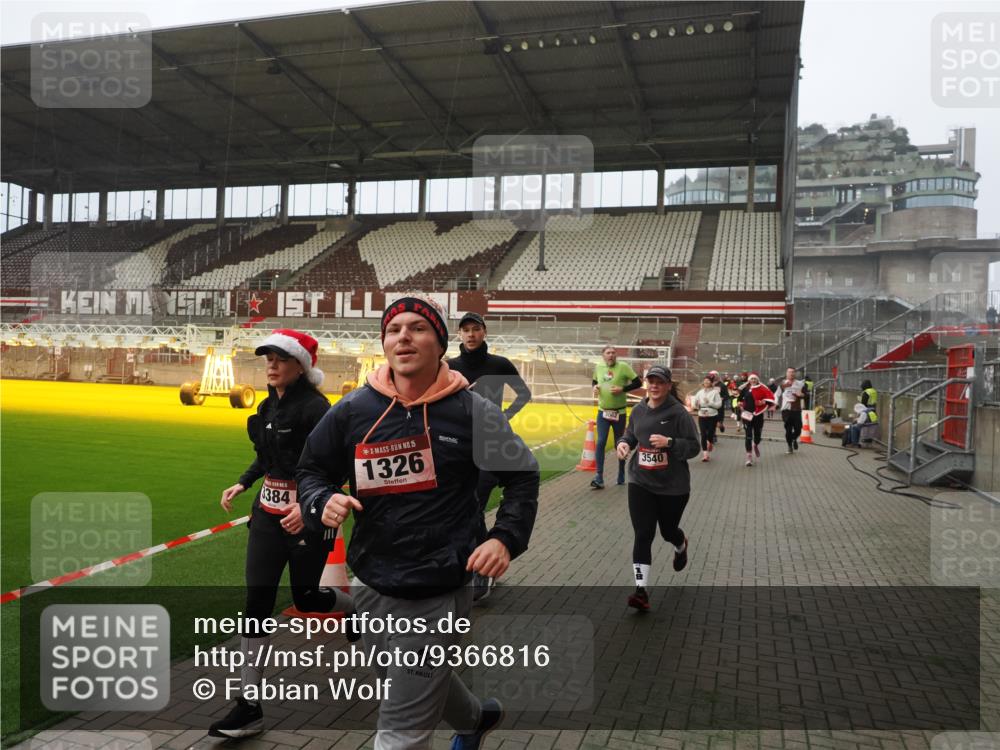 07.12.2025 - St. Pauli X-Mass-Run No. 15 Fabian Wolf http://msf.ph/oto/9366816 07.12.2025 10:21:24 Ziel 149, 270, 1326, 1407, 2173, 2927, 3062, 3091, 3384, 3540, 3541, 3848, 3849, 3984, 3988, 4117, 4338 meine-sportfotos.de