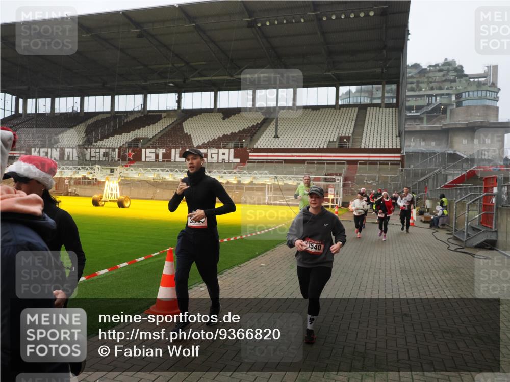 07.12.2025 - St. Pauli X-Mass-Run No. 15 Fabian Wolf http://msf.ph/oto/9366820 07.12.2025 10:21:25 Ziel 149, 270, 1326, 2173, 2927, 3062, 3091, 3384, 3540, 3541, 3848, 3849, 3984, 3988, 4117 meine-sportfotos.de