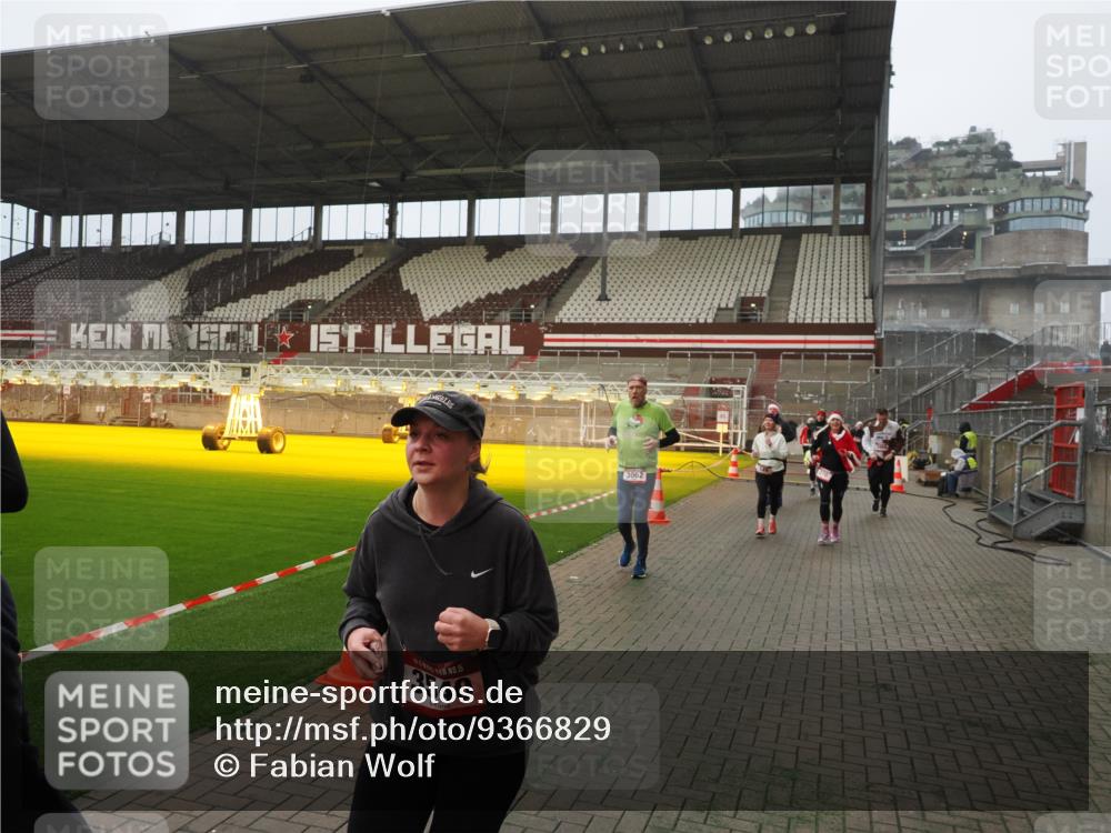 07.12.2025 - St. Pauli X-Mass-Run No. 15 Fabian Wolf http://msf.ph/oto/9366829 07.12.2025 10:21:26 Ziel 149, 270, 1326, 2173, 2927, 3062, 3091, 3384, 3540, 3541, 3848, 3849, 3988, 4117, 4169, 4170 meine-sportfotos.de