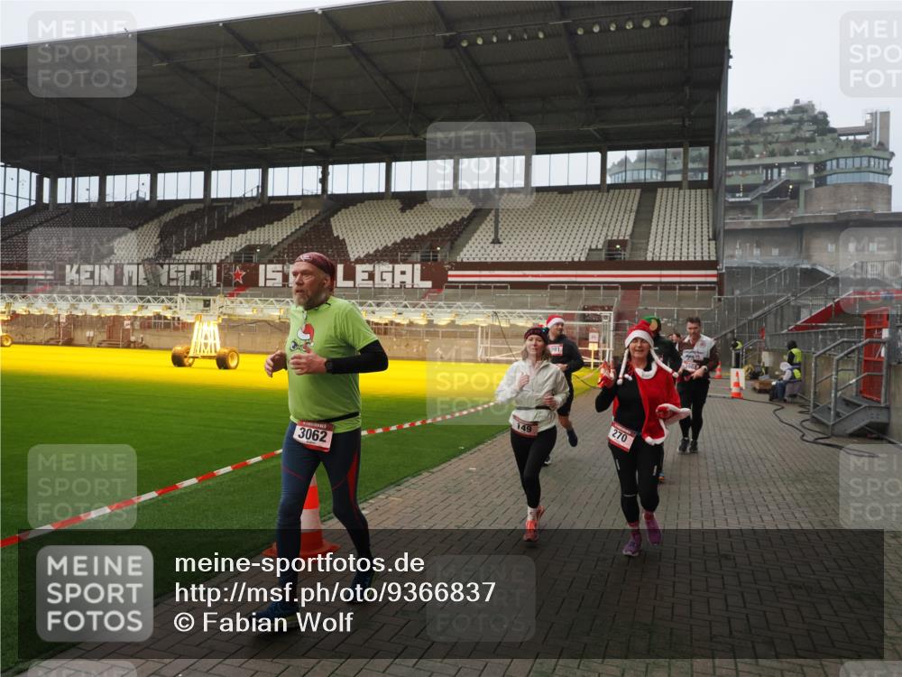 07.12.2025 - St. Pauli X-Mass-Run No. 15 Fabian Wolf http://msf.ph/oto/9366837 07.12.2025 10:21:28 Ziel 149, 270, 1326, 2173, 2927, 2997, 3062, 3091, 3384, 3540, 3541, 3848, 3849, 3988, 4117, 4169, 4170 meine-sportfotos.de