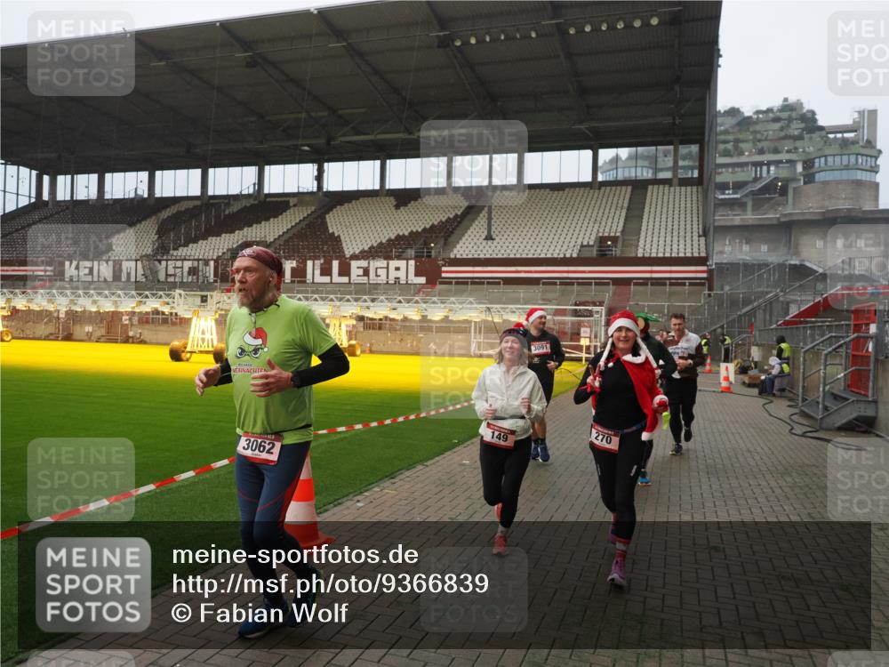 07.12.2025 - St. Pauli X-Mass-Run No. 15 Fabian Wolf http://msf.ph/oto/9366839 07.12.2025 10:21:28 Ziel 149, 270, 1326, 2173, 2927, 2997, 3062, 3091, 3384, 3540, 3541, 3848, 3849, 3988, 4117, 4169, 4170 meine-sportfotos.de