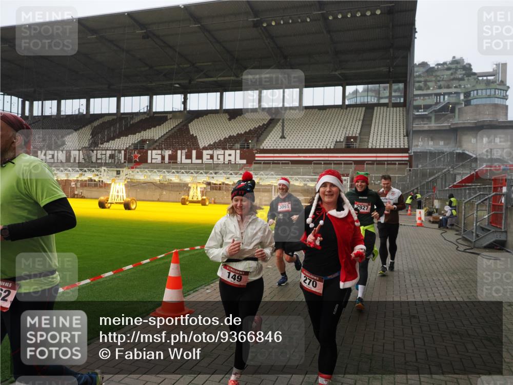 07.12.2025 - St. Pauli X-Mass-Run No. 15 Fabian Wolf http://msf.ph/oto/9366846 07.12.2025 10:21:29 Ziel 149, 270, 1326, 2173, 2927, 2997, 3062, 3091, 3384, 3540, 3541, 3848, 3849, 3988, 4117, 4158, 4169, 4170 meine-sportfotos.de