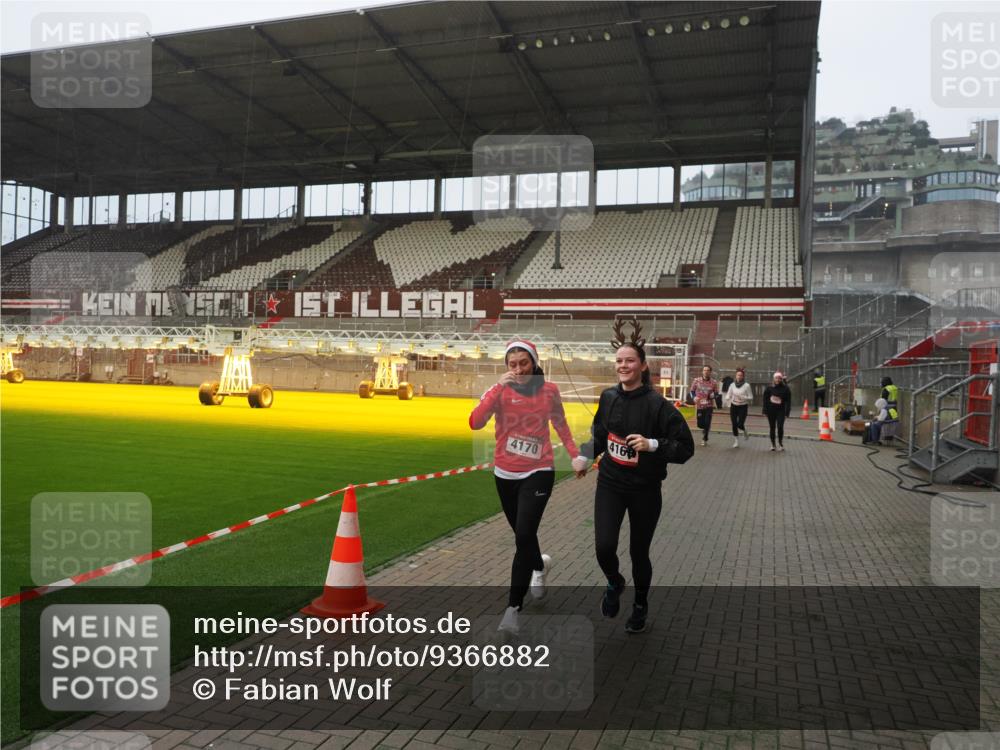 07.12.2025 - St. Pauli X-Mass-Run No. 15 Fabian Wolf http://msf.ph/oto/9366882 07.12.2025 10:21:32 Ziel 149, 270, 1326, 2927, 2997, 3062, 3091, 3384, 3540, 3541, 3848, 3849, 3988, 4117, 4158, 4169, 4170 meine-sportfotos.de