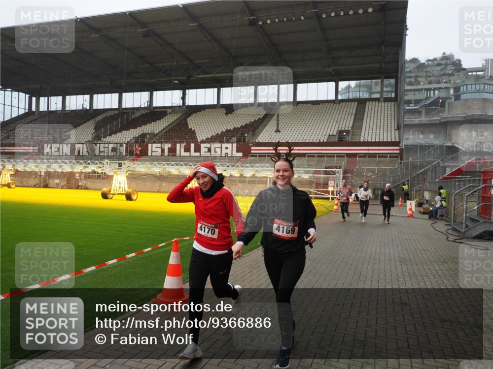 07.12.2025 - St. Pauli X-Mass-Run No. 15 Fabian Wolf http://msf.ph/oto/9366886 07.12.2025 10:21:33 Ziel 149, 270, 1326, 2927, 2997, 3062, 3091, 3384, 3540, 3541, 3848, 3988, 4117, 4158, 4169, 4170 meine-sportfotos.de