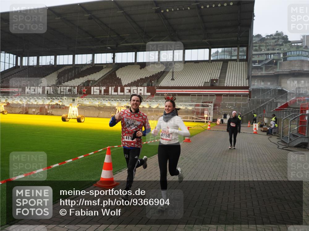 07.12.2025 - St. Pauli X-Mass-Run No. 15 Fabian Wolf http://msf.ph/oto/9366904 07.12.2025 10:21:37 Ziel 149, 270, 2927, 2997, 3091, 3540, 3541, 3988, 4158, 4169, 4170 meine-sportfotos.de