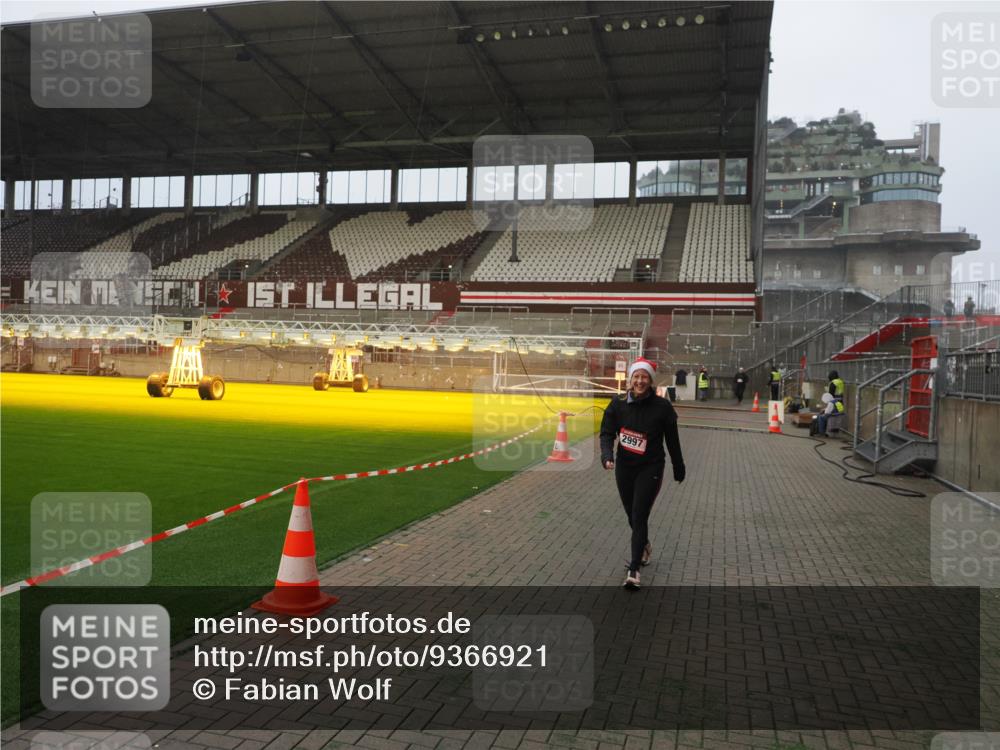 07.12.2025 - St. Pauli X-Mass-Run No. 15 Fabian Wolf http://msf.ph/oto/9366921 07.12.2025 10:21:40 Ziel 149, 270, 2927, 2997, 3091, 3988, 4158, 4169, 4170 meine-sportfotos.de
