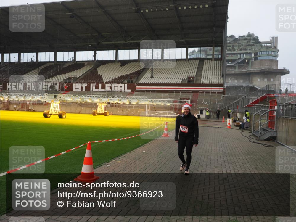 07.12.2025 - St. Pauli X-Mass-Run No. 15 Fabian Wolf http://msf.ph/oto/9366923 07.12.2025 10:21:41 Ziel 270, 2927, 2997, 3091, 3988, 4158, 4169, 4170 meine-sportfotos.de