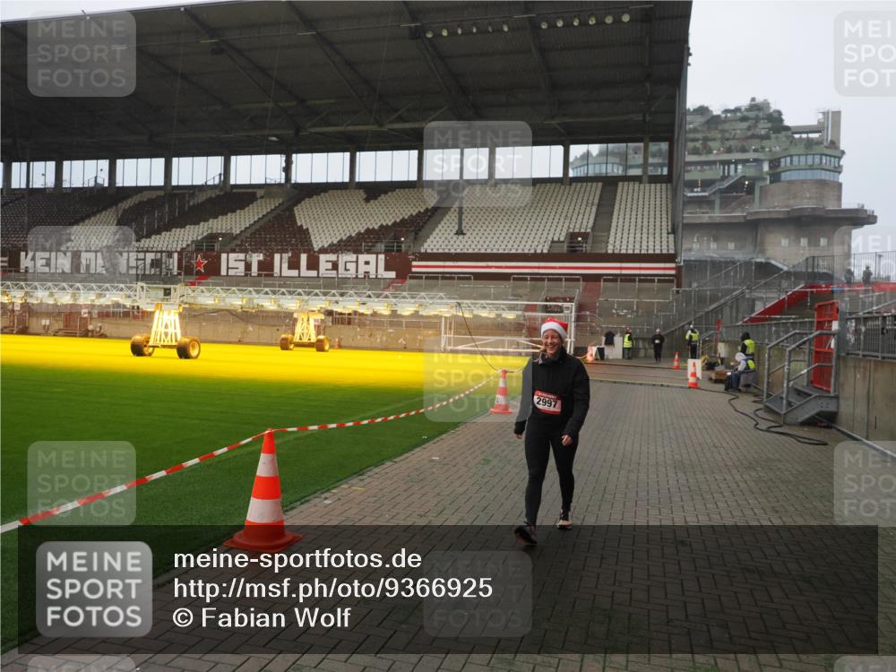 07.12.2025 - St. Pauli X-Mass-Run No. 15 Fabian Wolf http://msf.ph/oto/9366925 07.12.2025 10:21:41 Ziel 270, 2927, 2997, 3091, 3988, 4158, 4169, 4170 meine-sportfotos.de
