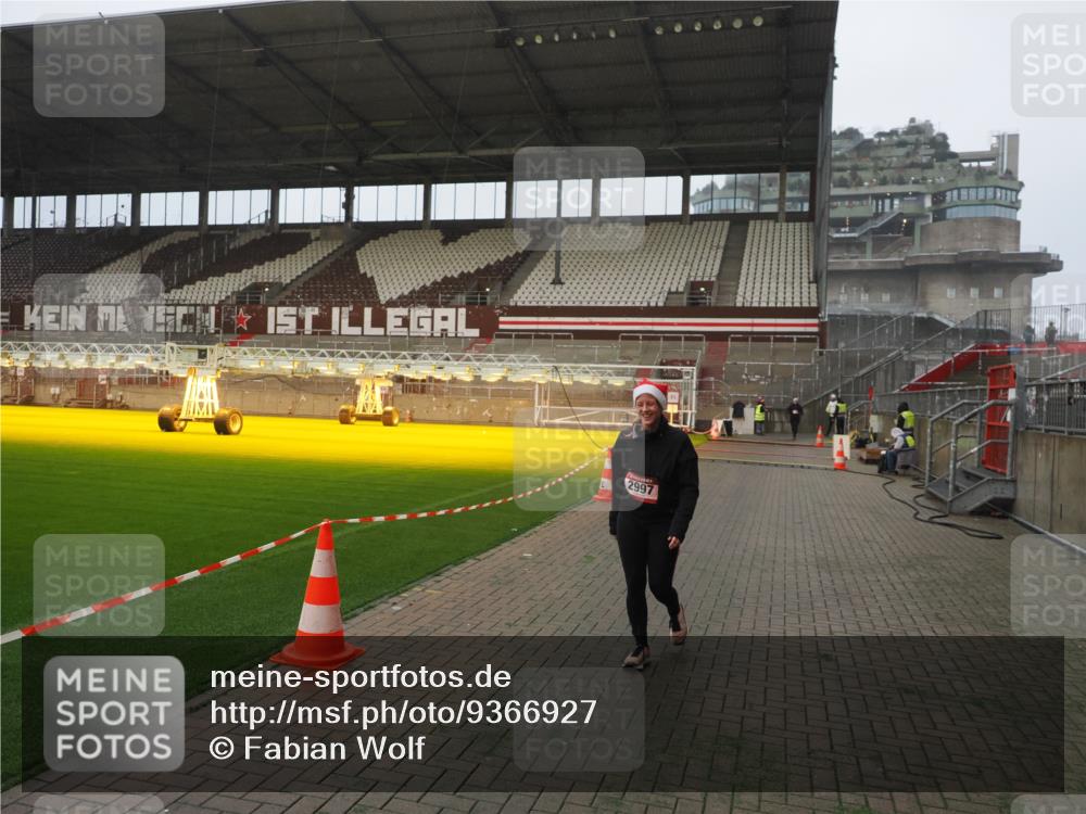 07.12.2025 - St. Pauli X-Mass-Run No. 15 Fabian Wolf http://msf.ph/oto/9366927 07.12.2025 10:21:41 Ziel 270, 2927, 2997, 3091, 3988, 4158, 4169, 4170 meine-sportfotos.de