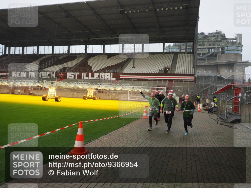07.12.2025 - St. Pauli X-Mass-Run No. 15 Fabian Wolf http://msf.ph/oto/9366954 07.12.2025 10:21:58 Ziel 1488, 2944, 2945, 3999, 4000, 4321, 4322, 4323, 4415 meine-sportfotos.de