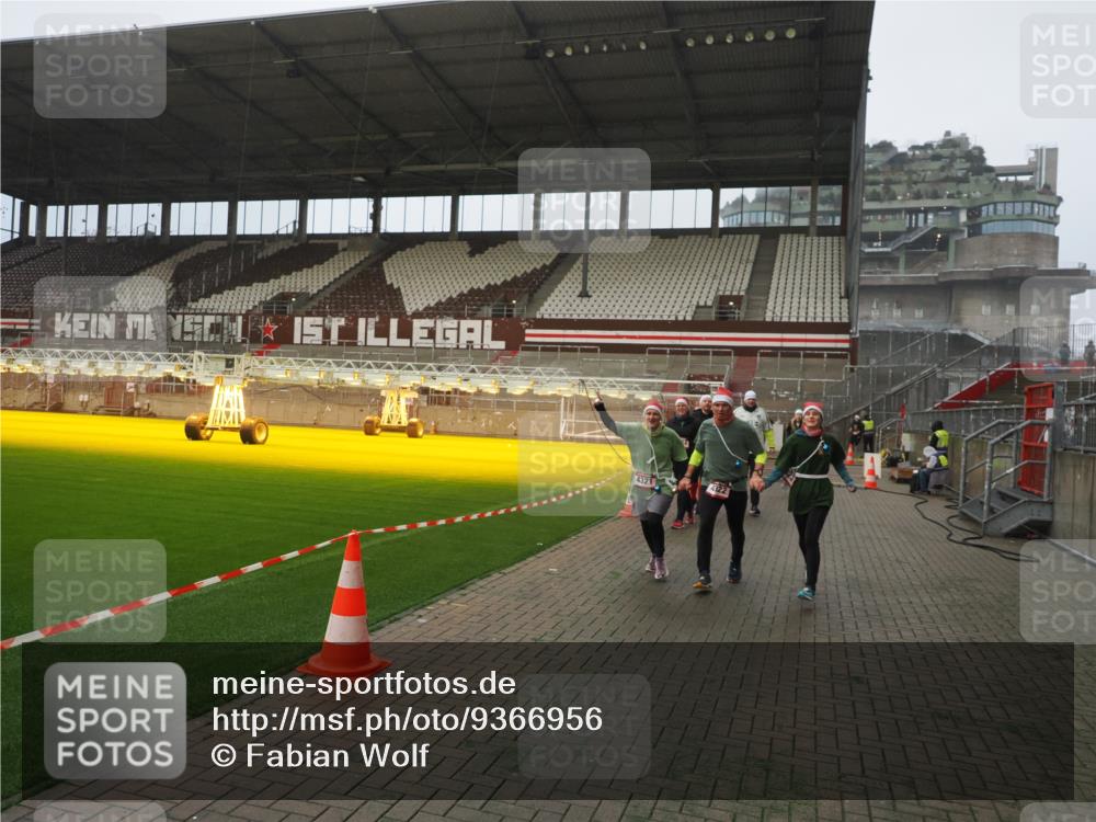 07.12.2025 - St. Pauli X-Mass-Run No. 15 Fabian Wolf http://msf.ph/oto/9366956 07.12.2025 10:21:58 Ziel 1488, 2944, 2945, 3999, 4000, 4321, 4322, 4323, 4415 meine-sportfotos.de