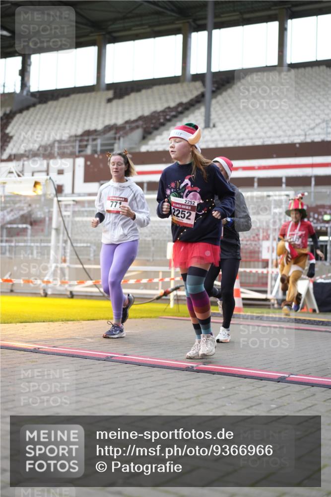 07.12.2025 - St. Pauli X-Mass-Run No. 15 Patografie http://msf.ph/oto/9366966 07.12.2025 11:01:19 Ziel 132, 139, 557, 766, 770, 771, 1300, 1367, 1615, 2251, 2252 meine-sportfotos.de
